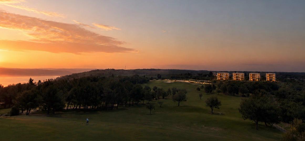 Golf teren i more u zalazak sunca