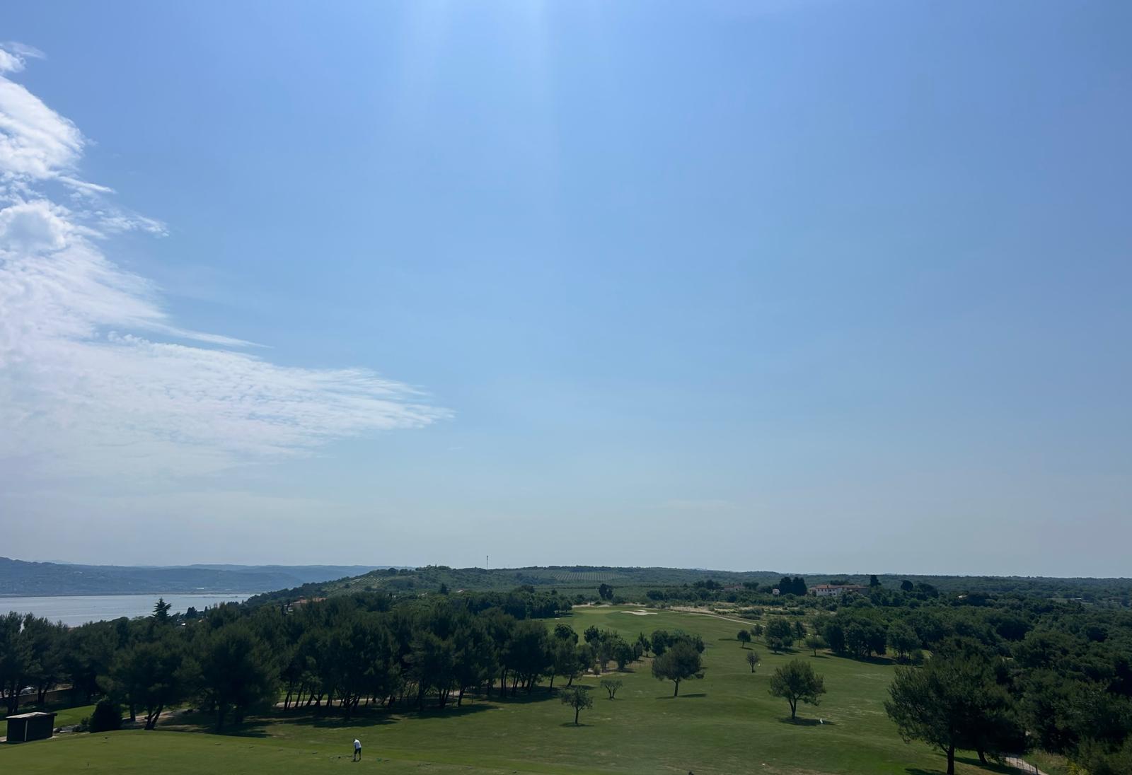 Panorama golf terena i mora